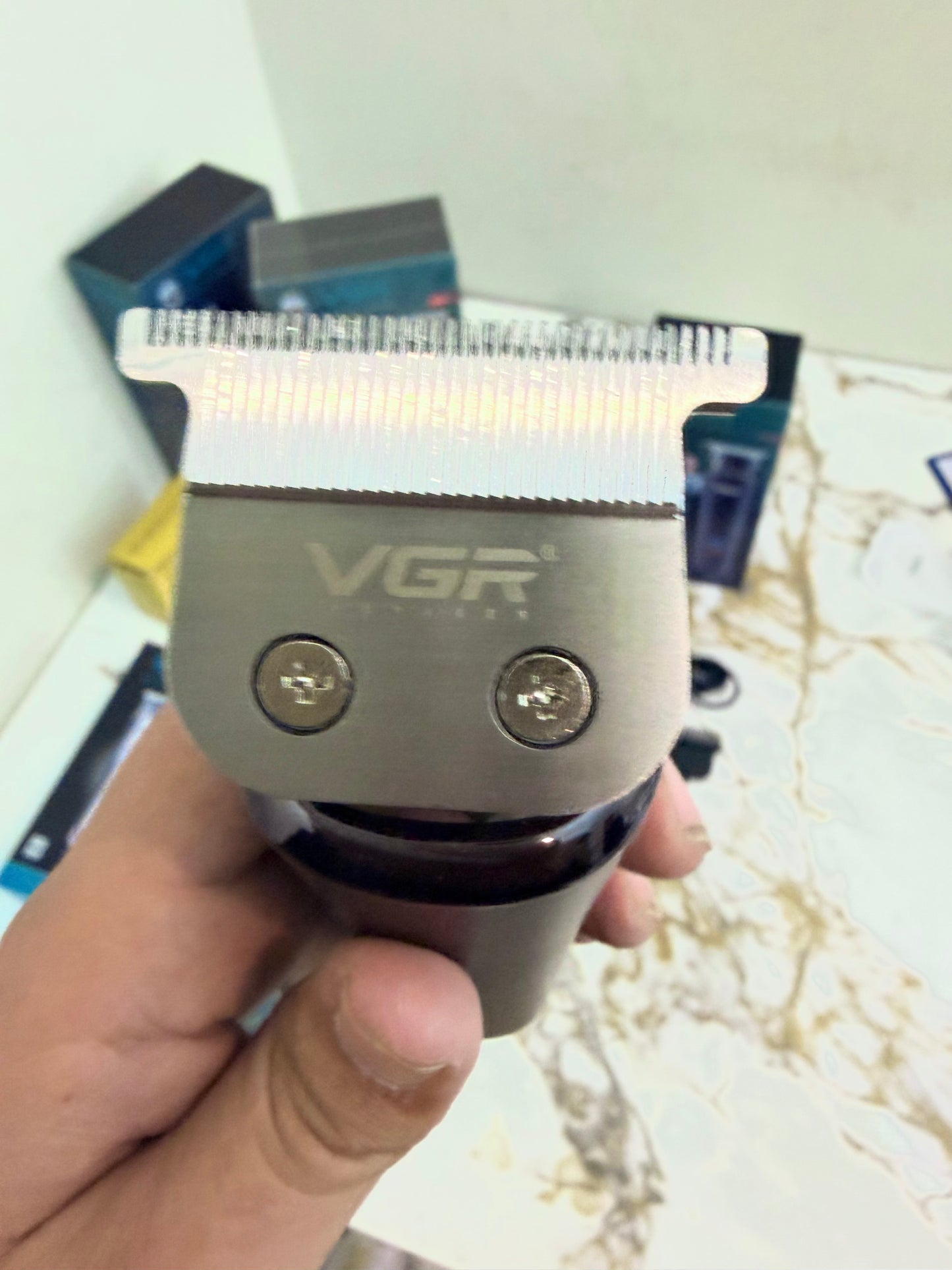 VGR V-937 Professional Trimmer – 2000mAh Battery | AwamiImport.com