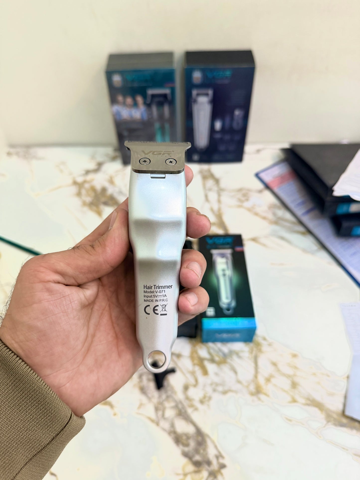 VGR V-071 Digital Display Trimmer – Type-C Charging | AwamiImport.com