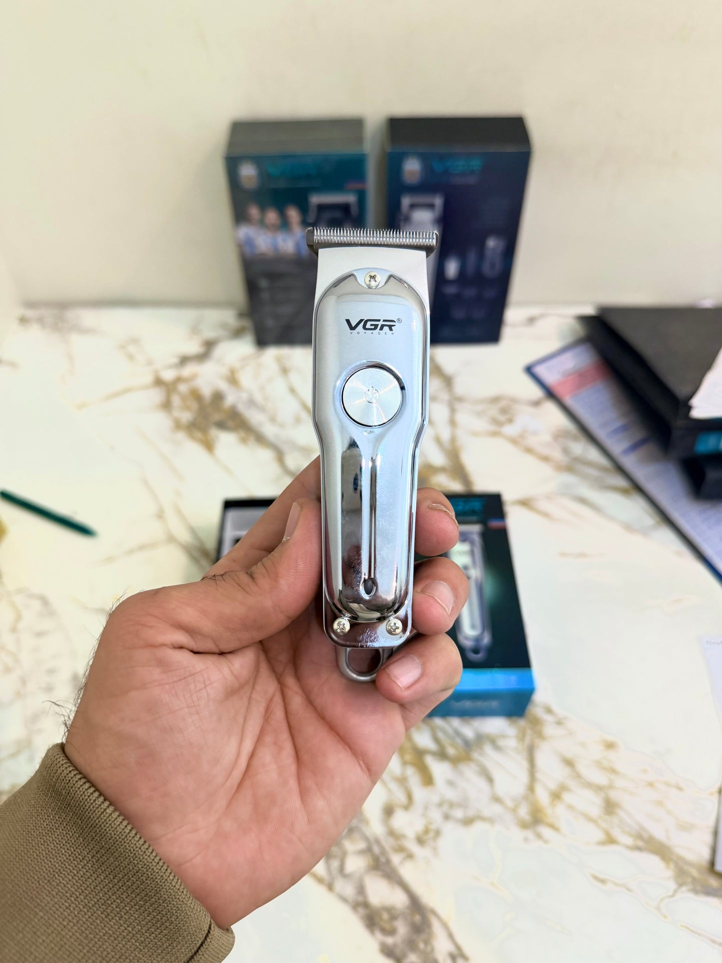 VGR V-071 Digital Display Trimmer – Type-C Charging | AwamiImport.com