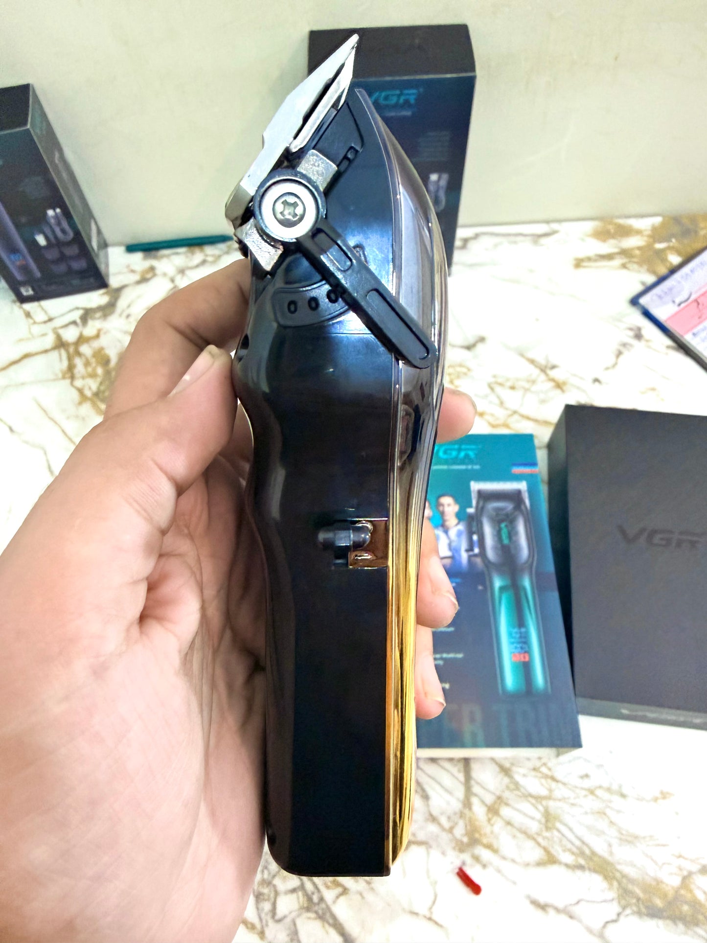 VGR V-654 Professional Trimmer – 7000 RPM Motor | AwamiImport.com