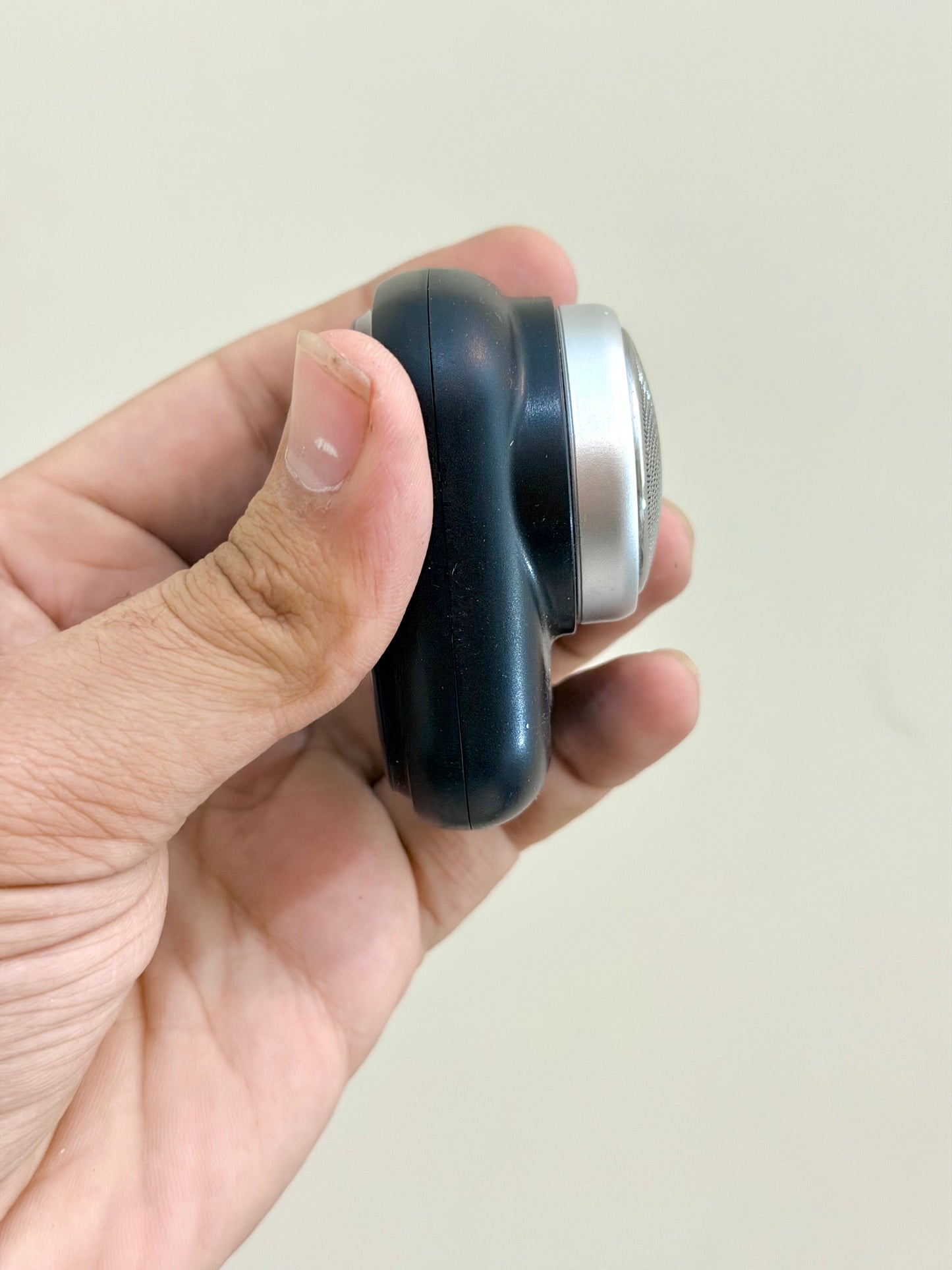 Mini Triple-Blade Rechargeable Shaver with Cleaning Brush – AwamiImport.com