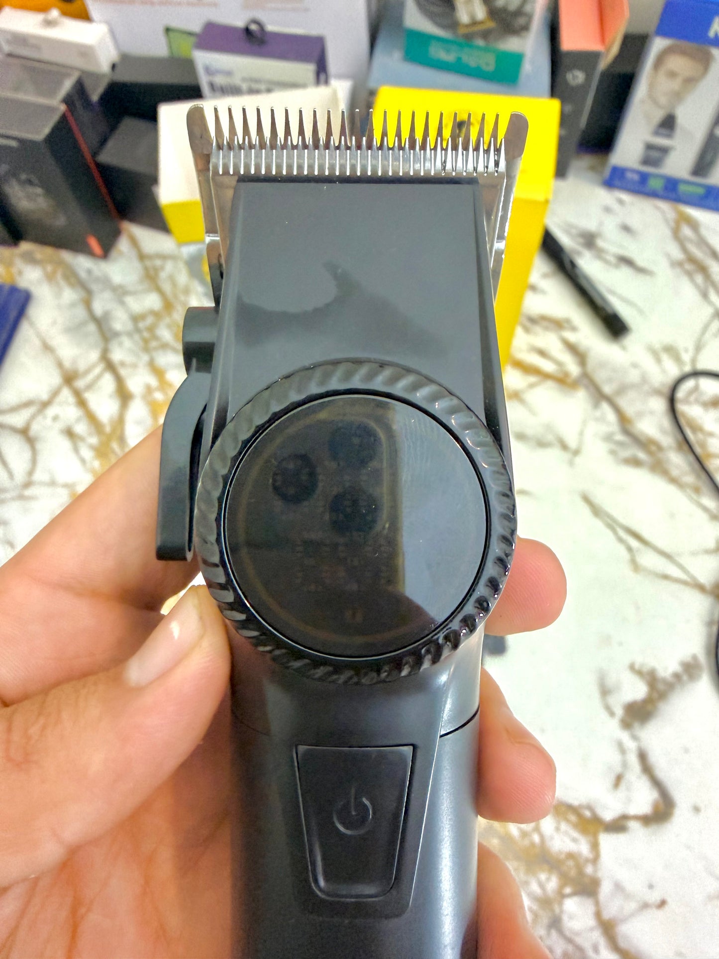 Daling RF-699 Professional Hair Clipper – Digital Display, 7 Guide Combs, 5H Runtime