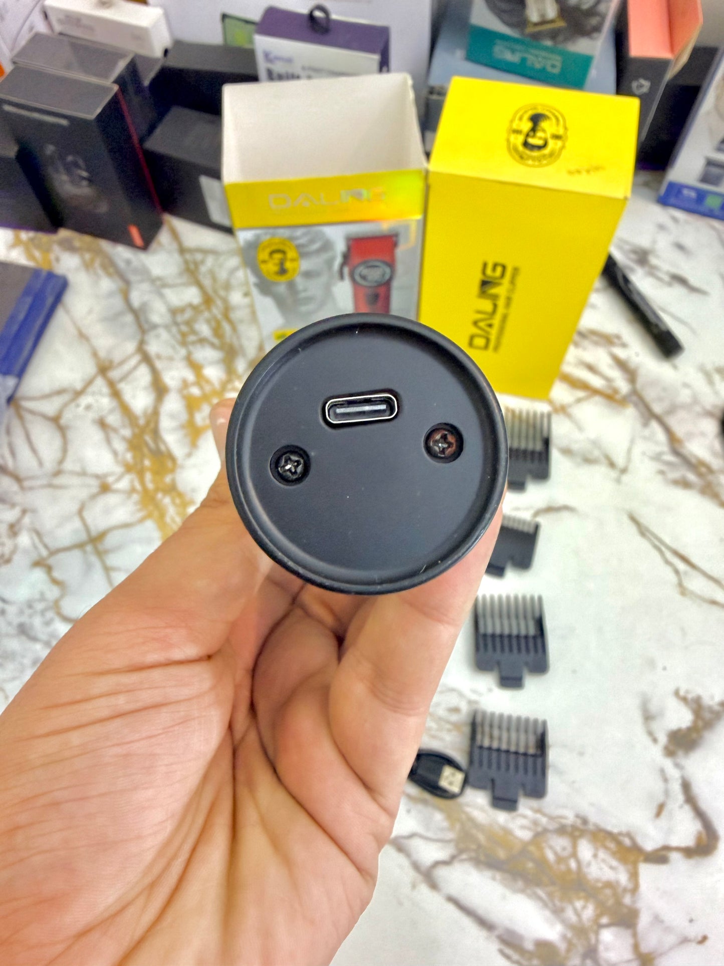 Daling RF-699 Professional Hair Clipper – Digital Display, 7 Guide Combs, 5H Runtime