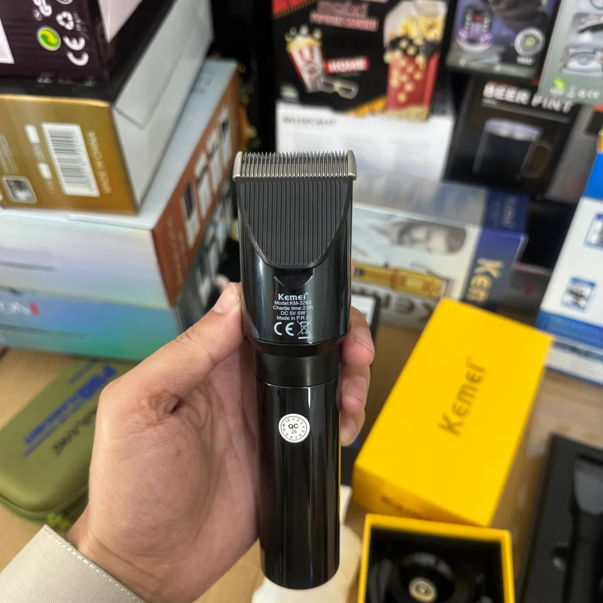 KEMEI KM3293 Metal Body Digital Display Hair Trimmer – 6800RPM with 3mm, 6mm, 9mm & 12mm Guide Combs