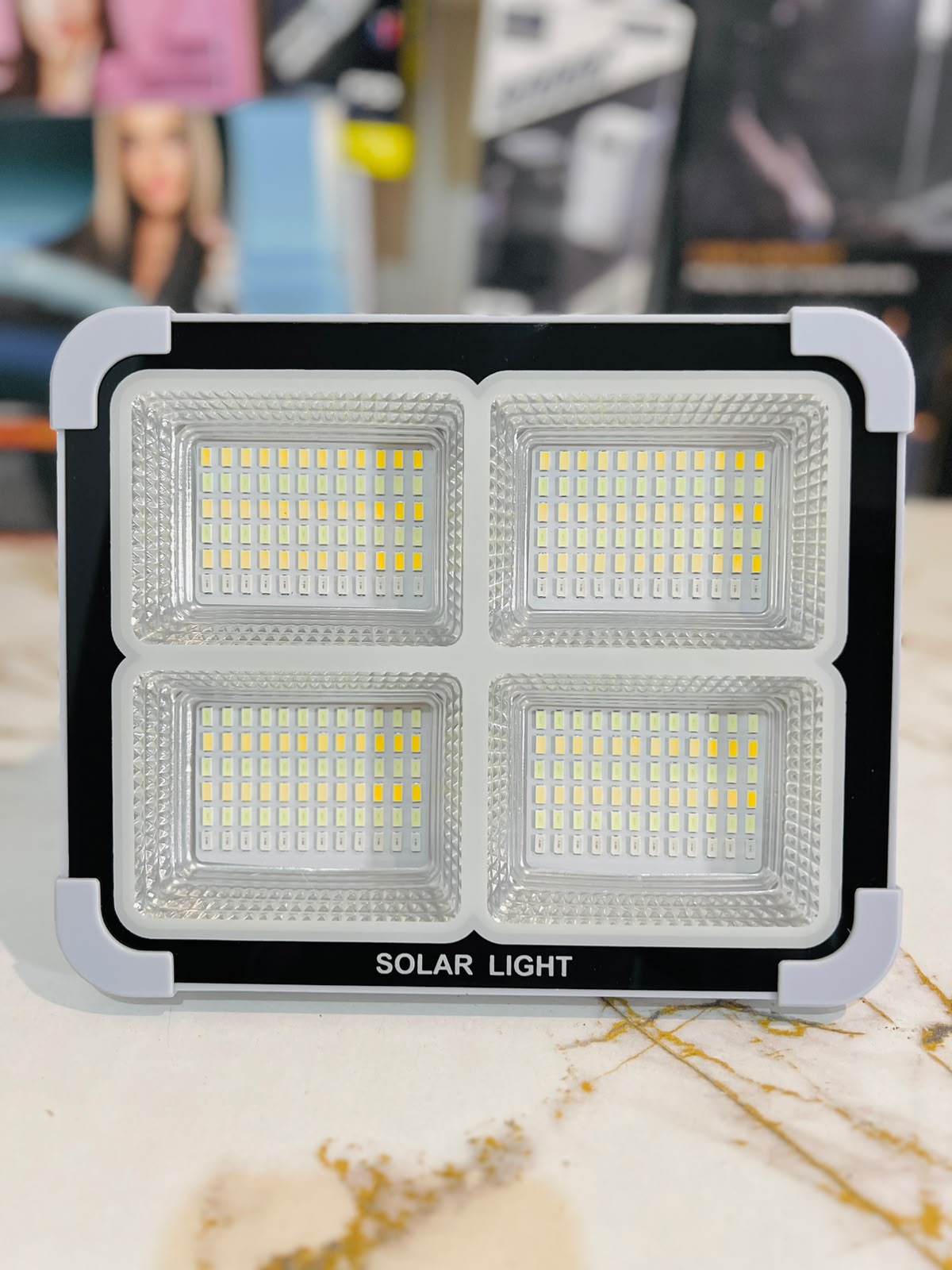 Solar LED Light IP66 600W with 6 High-Efficiency Solar Cells