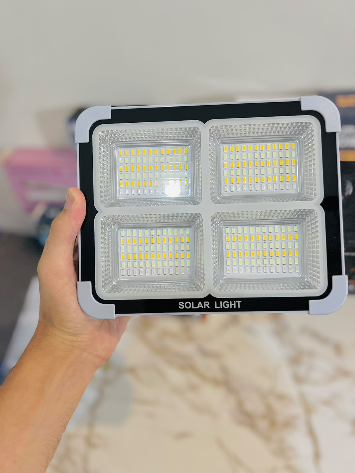 Solar LED Light IP66 600W with 6 High-Efficiency Solar Cells