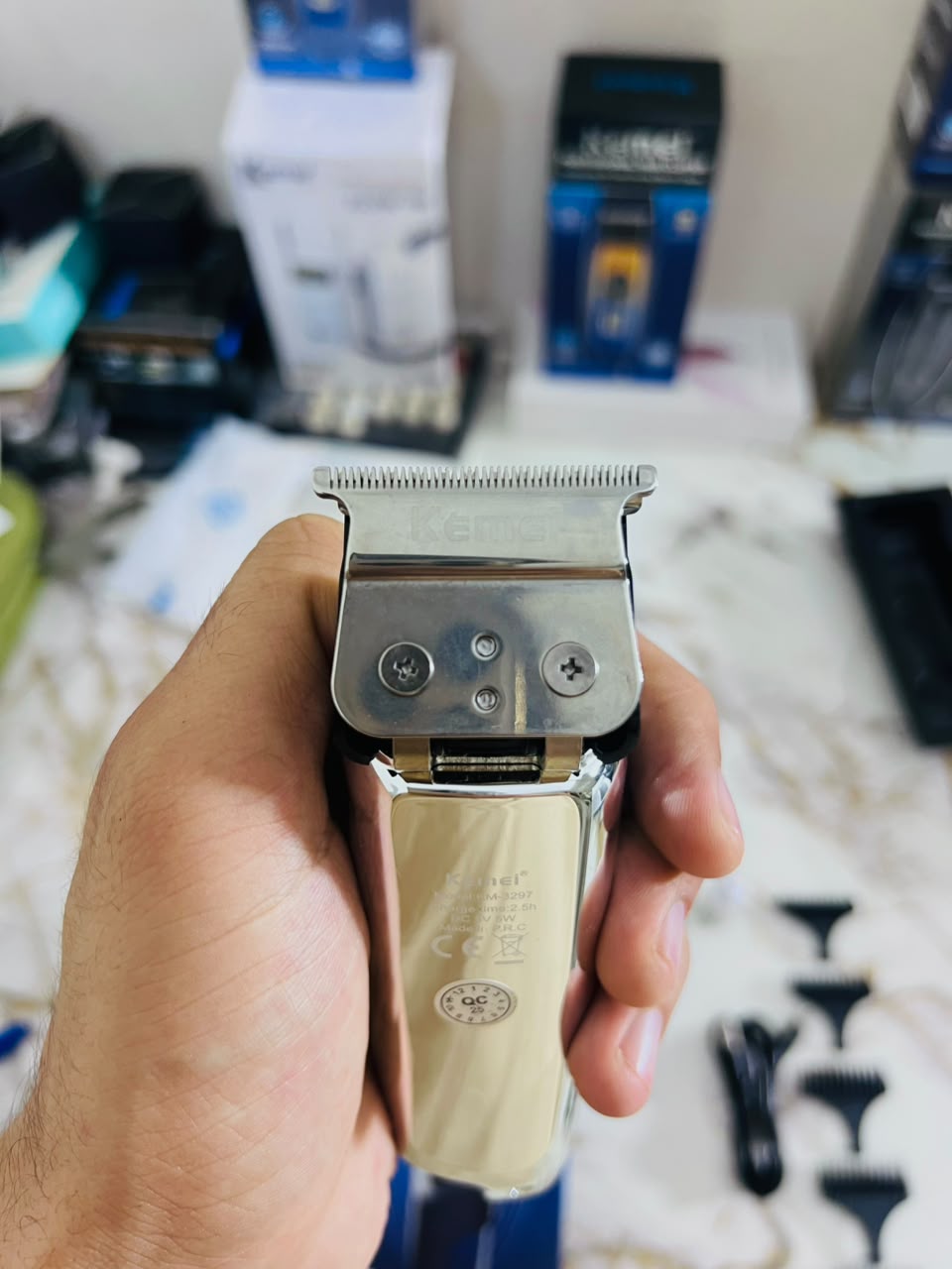 KEMEI KM-3297 Digital Display Hair Trimmer – Carbon Steel Cutter with 1mm, 2mm, 3mm, 4mm & 5mm Combs