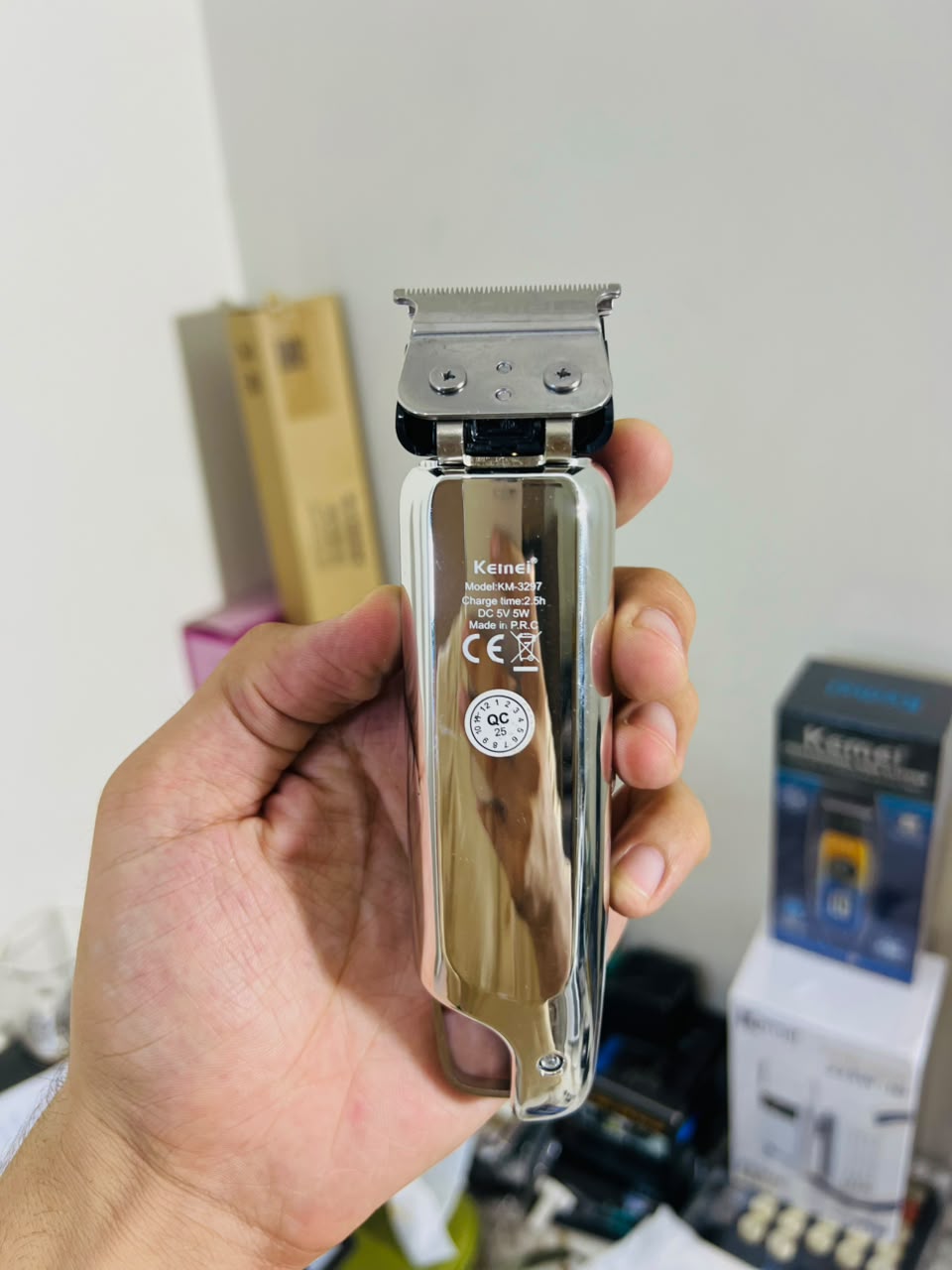 KEMEI KM-3297 Digital Display Hair Trimmer – Carbon Steel Cutter with 1mm, 2mm, 3mm, 4mm & 5mm Combs