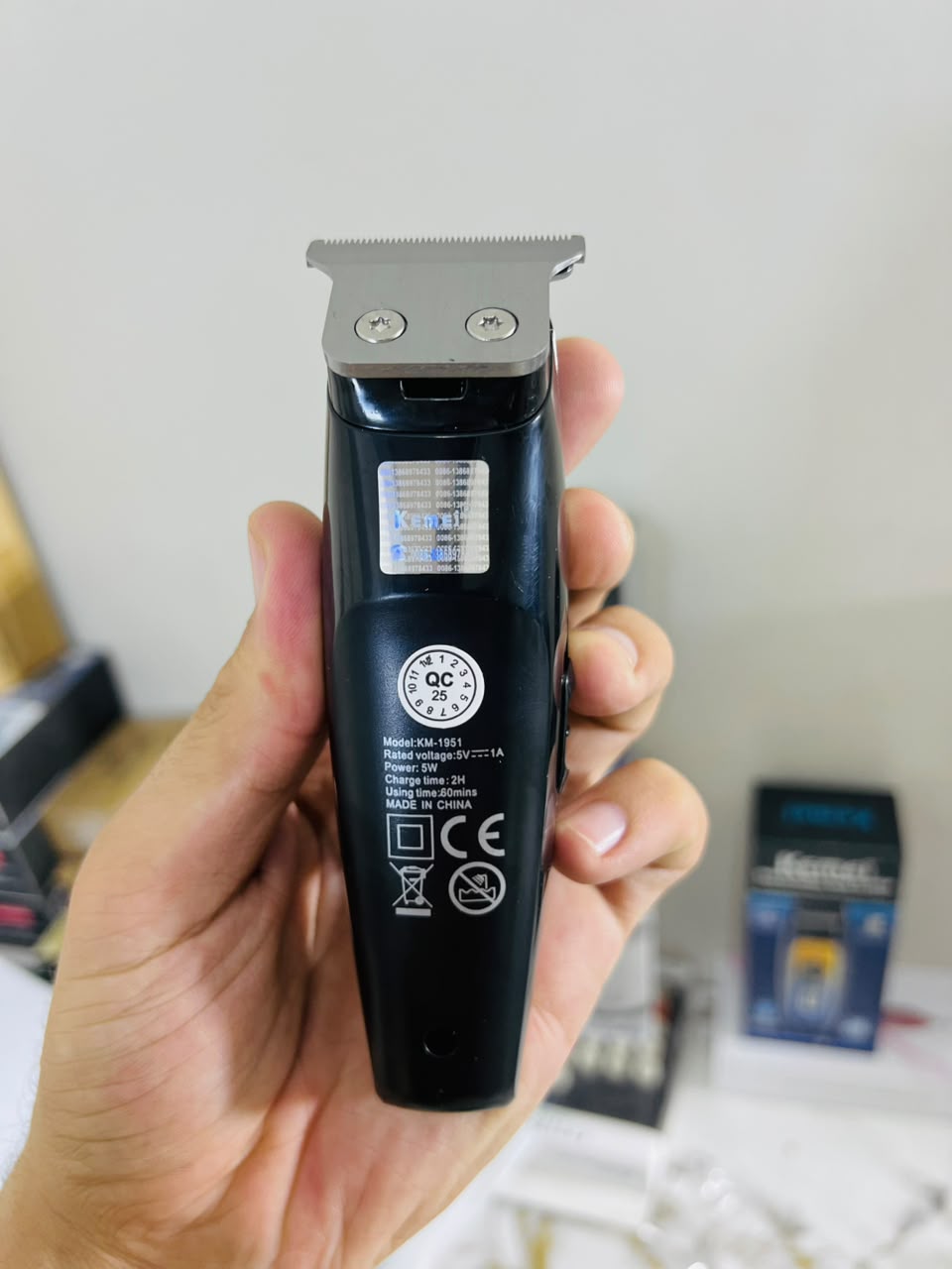 Kemei KM-1835 Professional Hair Clipper – Carbon Steel Blade,with 1mm, 2mm, 3mm, 4mm & 5mm Combs